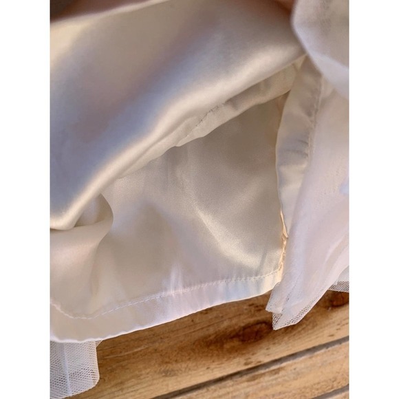 Baby GAP white dress, lined with‎ silver quilted flower pattern - Picture 6 of 6